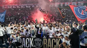 Tim PSG merayakan kemenangan di stadion Parc des Princes di Paris, Minggu, 31 Mei 2026, setelah tim tersebut memenangkan final Liga Champions melawan Arsenal di Budapest. (Foto AP/Emma Da Silva)