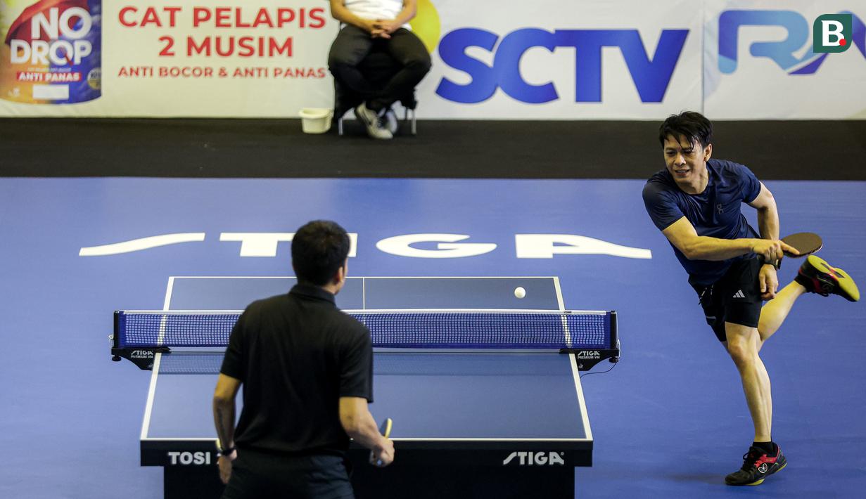 Ariel Noah melepaskan smes ke arah lawannya, Desta pada laga dadakan tunggal putra Turnamen Olahraga Selebriti Indonesia (TOSI) season 2 di GOR POPKI Cibubur, Jakarta Timur, Sabtu (13/01/2024). Ariel Noah kalah 0-2 (18-21, 19-21). (Bola.com/Bagaskara Lazuardi)