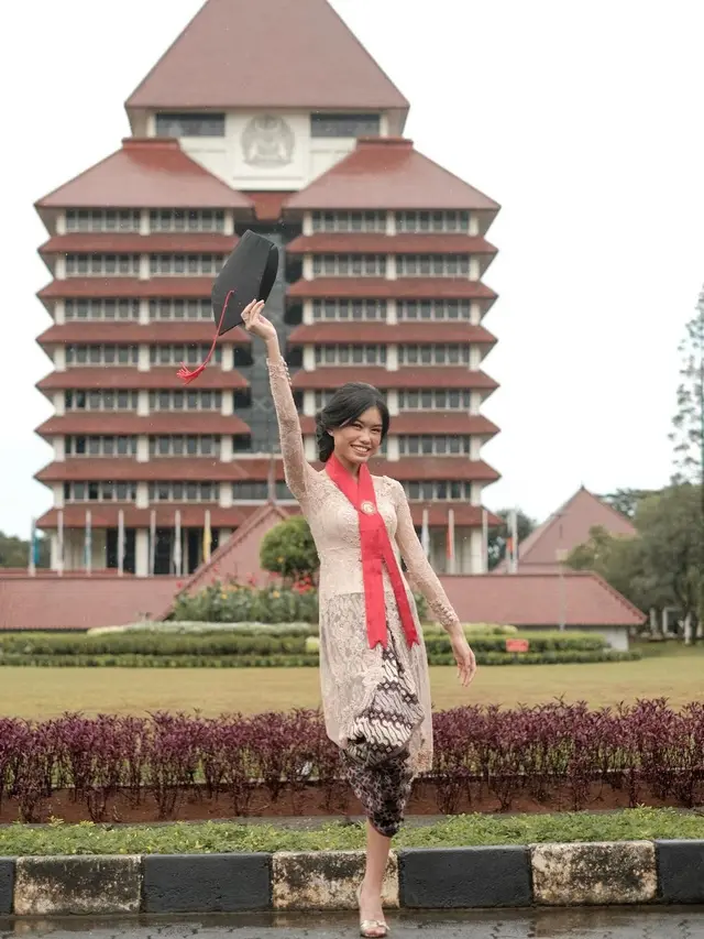 Wisuda Namira Adjani