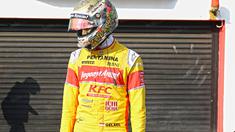 Sean Gelael menanti mobil Lamborghini yang sedang mengalami masalah teknis pada ajang Taxi Ride d Sentul, Jakarta, Selasa (2/8/2016). (Bola.com/Nicklas Hanoatubun)