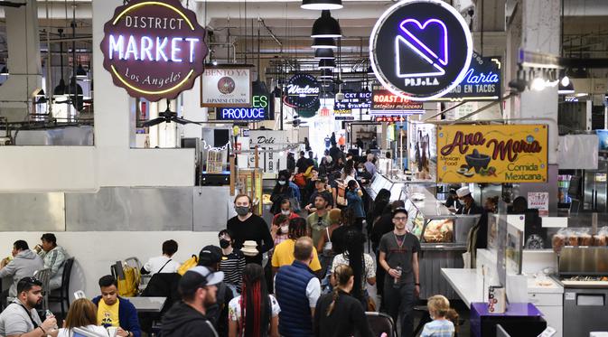 Pelanggan menelusuri kios makanan di dalam Grand Central Market di pusat kota Los Angeles, California, Jumat (11/3/2022). Laju inflasi Amerika Serikat (AS) pada Februari 2022 melonjak ke level tertinggi dalam 40 tahun. Ini didorong naiknya harga bensin, makanan dan perumahan. (Patrick T. FALLON/AFP)