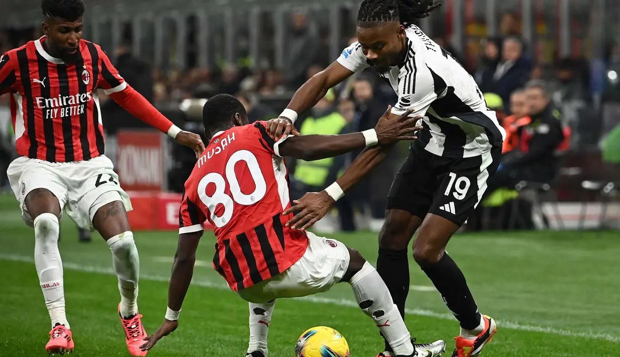 Pertandingan kedua tim berlangsung ketat sejak awal laga. (Isabella BONOTTO/AFP)