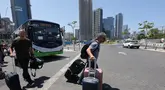 Warga Israel turun dari bus setelah diterbangkan kembali ke Israel dengan penerbangan khusus, pada 18 Juni 2025 di Tel Aviv. (GIL COHEN-MAGEN/AFP)