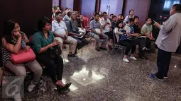 Petugas memberi pengarahan ke wajib pajak yang mengikuti tax amnesty di kantor pusat Ditjen Pajak, Jakarta, Minggu (25/9). Pendaftaran akhir pekan dibuka guna mengakomodir ‎wajib pajak yang tak sempat mendaftar di hari kerja. (Liputan6.com/Fery Pradolo)