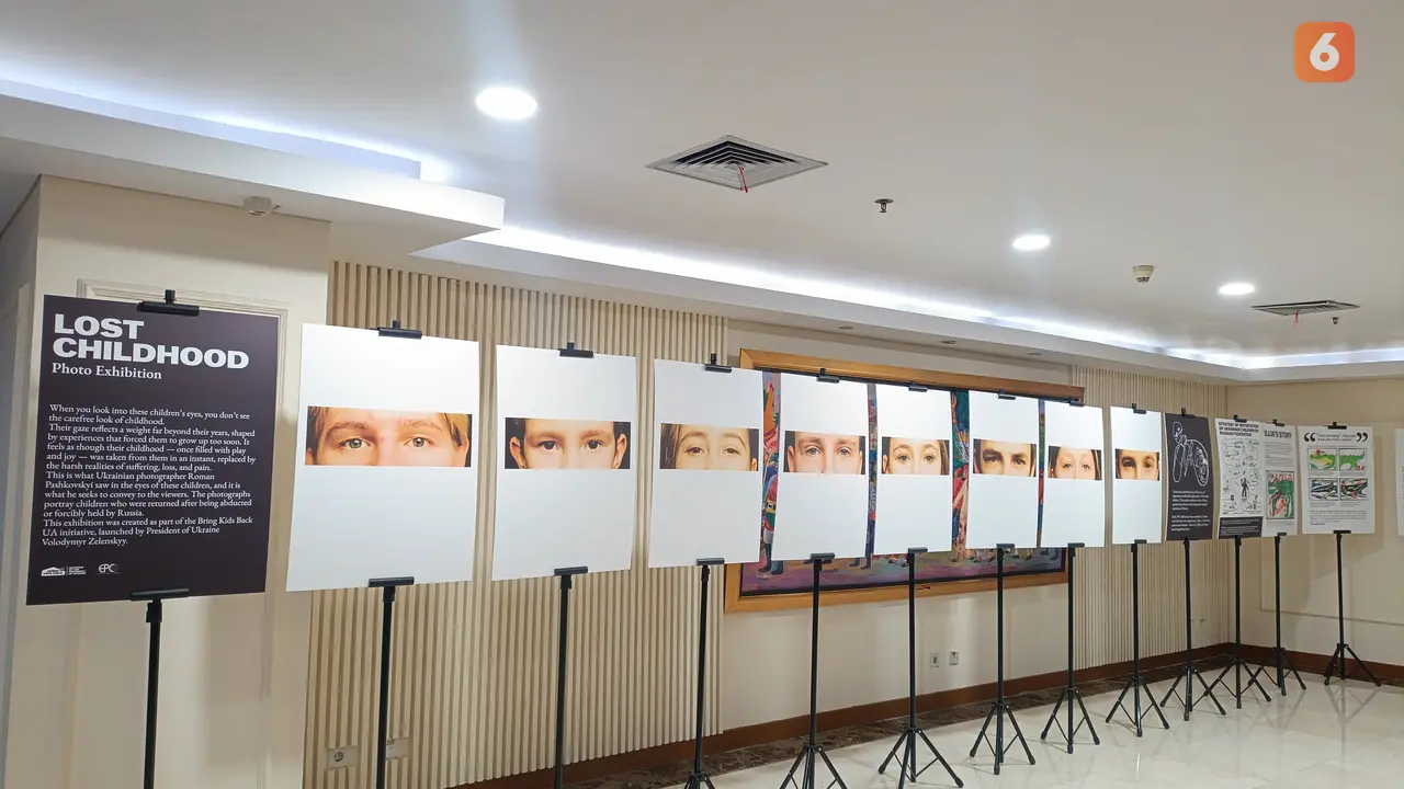 Deretan potret mata anak-anak Ukraina ditampilkan dalam Pameran Lost Childhood di Grand Sahid Jakarta, merefleksikan trauma dan masa kecil yang hilang akibat perang, Kamis (11/9/2025)