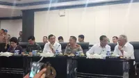Kapolri Jenderal Pol Tito Karnavian menggelar video conference dengan sejumlah menteri dan jajarannya. (Liputan6.com/Hanz Jimenez Salim)