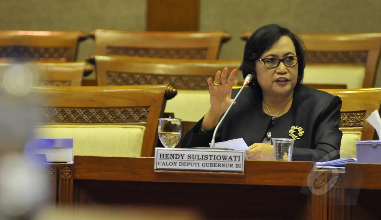Kandidat Deputi Gubernur BI, Hendy Sulistyowati saat mengikuti uji kelayakan dengan Komisi XI DPR RI di Kompleks Parlemen, Jakarta, Senin (20/4/2015). Salah satu dari ketiga kandidat akan menggantikan Halim Alamsyah. (Liputan6.com/Andrian M Tunay)