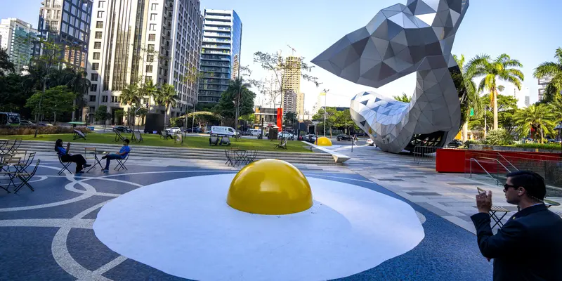 Telur Ceplok Raksasa Hiasi Alun-alun Kota Sao Paulo Brasil