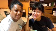 Rumah tangga Arie Kriting dan Indah Permatasari menarik untuk diikuti. Keduanya sering unggah momen hidup sederhana. Makan seadanya di rumah menjadi hal menarik dari momen kebersamaan keduanya. (Liputan6.com/IG/arie_kriting)