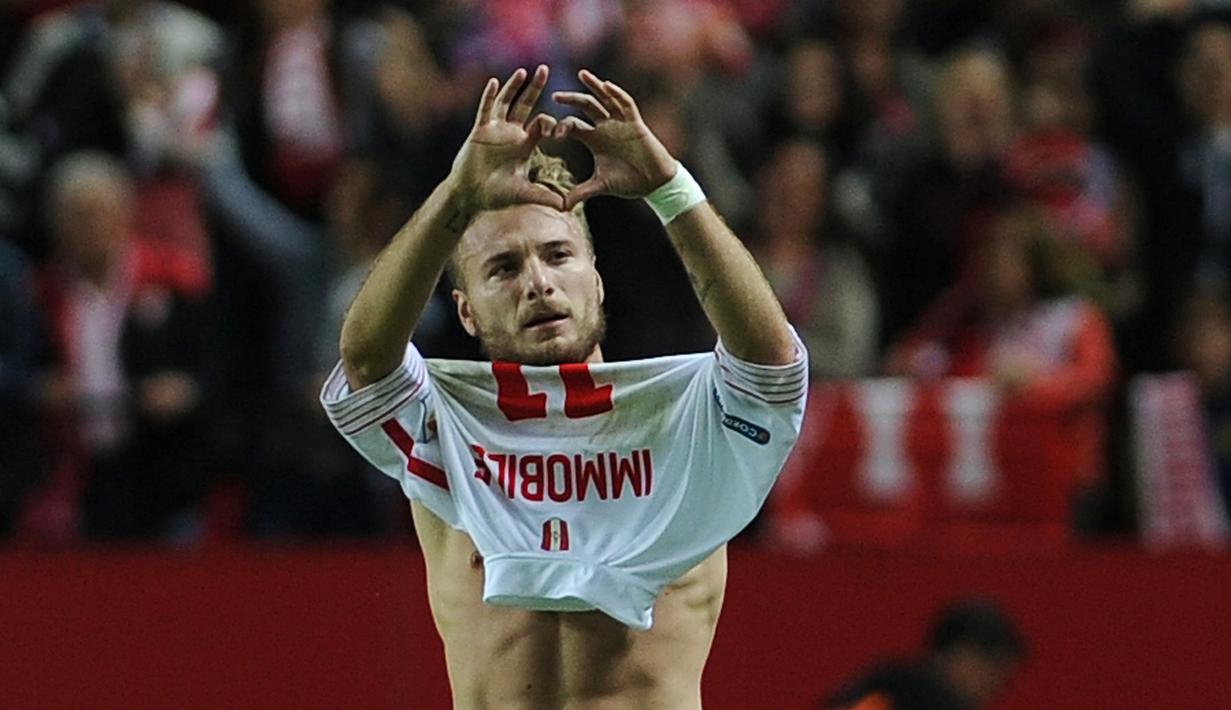 Ekspresi Ciro Immobile setelah mencetak gol ke gawang Real Madrid dalam laga La Liga Spanyol di Stadion Ramon Sanchez Pizjuan, Sevilla, Senin (9/11/2015) dini hari WIB. (AFP Photo/Cristina Quicler)