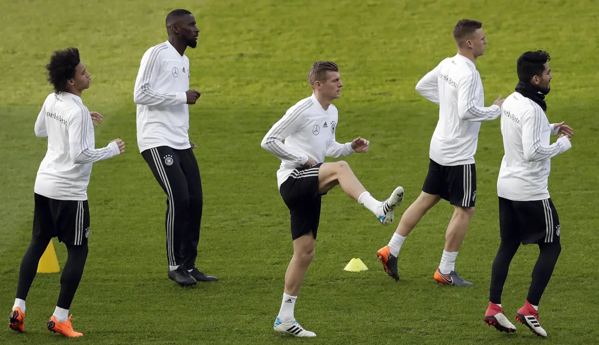 Gelandang Jerman, Toni Kroos, tampak serius saat melakukan sesi latihan jelang laga persahabatan di Berlin, Jerman, Selasa, (27/3/2018). Jerman akan berhadapan dengan Brasil. (AP/Michael Sohn)