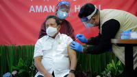 Kementerian Kelautan dan Perikanan mulai melakukan vaksinasi Covid-19 bagi para pegawai, termasuk Menteri KPP Sakti Wahyu Trenggono. (Foto: Liputan6.com/Dok. KKP)