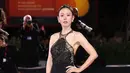 <p>Tak kalah memesona, Son Ye-jin tampil bagaikan dewi di Venice dalam gaun ball gown hitam bervolume. Desain halterneck dengan anyaman lace dan taburan manik-manik memperlihatkan garis punggung yang berani sekaligus menonjolkan otot punggungnya yang tegas, kontras indah dengan siluet feminin nan elegan. [@sonyejin_naesarang].</p>