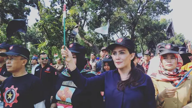 Resmi 15 Tahun Jabat Anggota DPR, Ini 6 Potret Rieke Diah Pitaloka Turun Lapangan