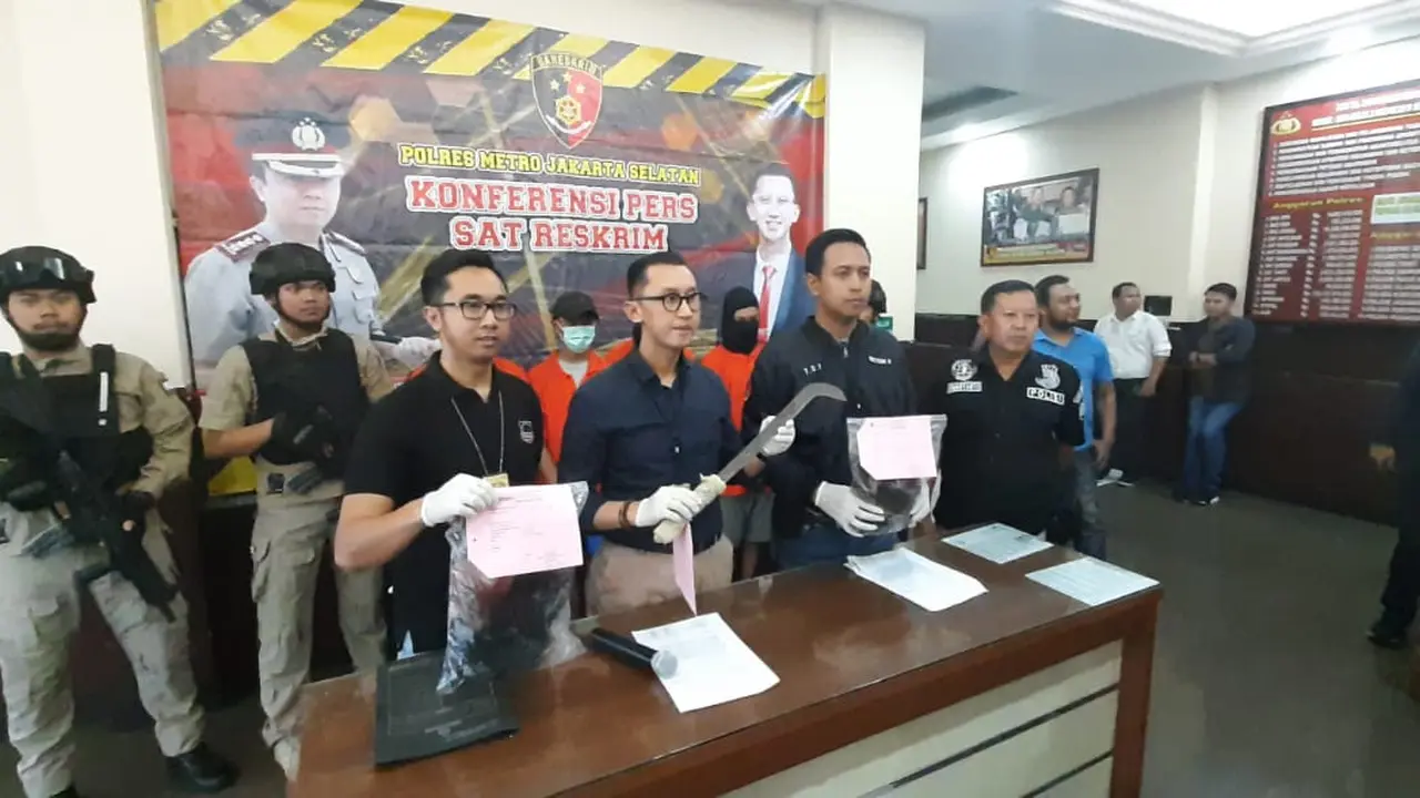 Polres Jakarta Selatan tangkap 3 pelaku pembunuhan di mampang, jakarta Selatan. (Liputan6.com/Fachrur Rozie)