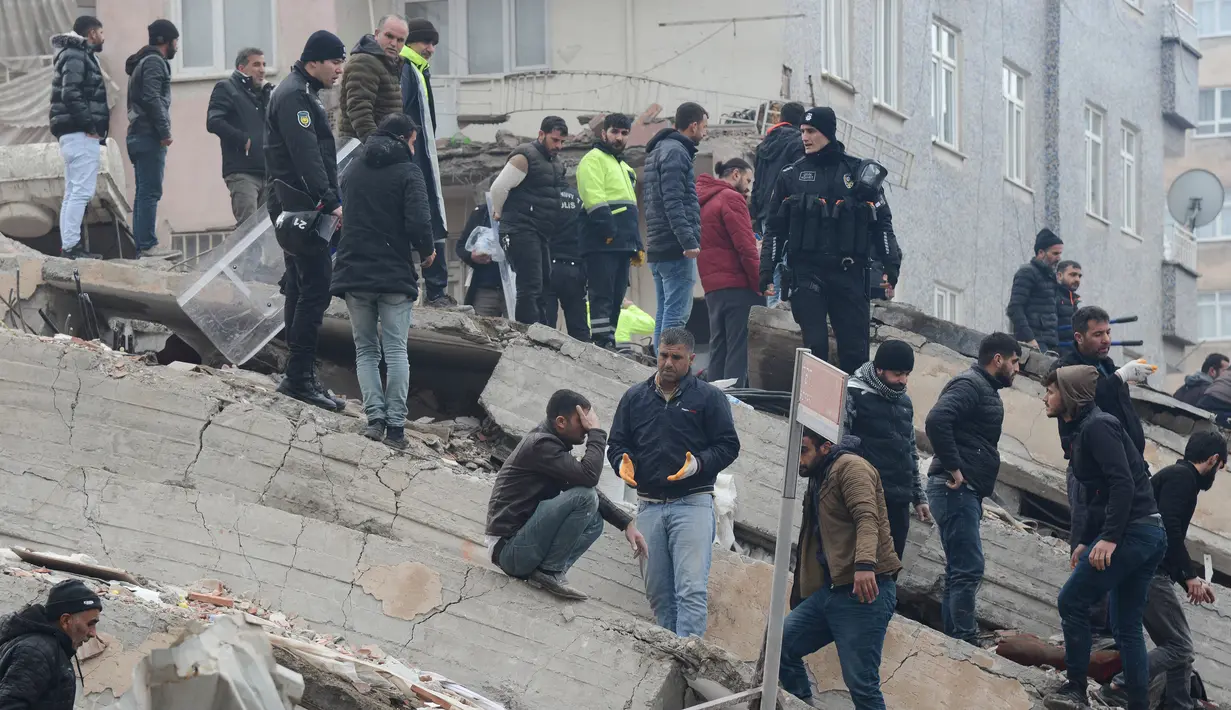 Orang-orang mencari korban selamat melalui puing-puing bangunan setelah gempa berkekuatan magnitudo 7,8 di Diyarbakir, pada 6 Februari 2023. Setidaknya 284 orang tewas di Turki dan lebih dari 2.300 orang terluka dalam salah satu gempa terbesar di Turki dalam setidaknya satu abad, saat pekerjaan pencarian dan penyelamatan berlanjut di beberapa kota besar. (AFP/Ilyas Akengin)