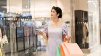 Ilustrasi perempuan sedang berbelanja. (Foto: Shutterstock)