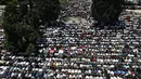 uslim Palestina menghadiri Salat Jum'at pertama bulan suci Ramadhan di luar Dome of the Rock di kompleks masjid al-Aqsa di Yerusalem, Jumat (2/6). (AFP PHOTO / Ahmad GHARABLI)