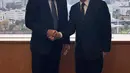 Wakapolri Komjen Syafruddin bersalaman dengan Commissioner General NPA Japan Mr. Masayoshi Sakaguchi di Tokyo, Jepang,  (7/12). Dalam kunjungannya Polri meminta pemerintah Jepang untuk memperluas kerjasama. (Dok Polri)