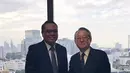 Wakapolri Komjen Syafruddin bersalaman dengan Commissioner General NPA Japan Mr. Masayoshi Sakaguchi di Tokyo, Jepang,  (7/12). Dalam kunjungannya Polri meminta pemerintah Jepang untuk memperluas kerjasama. (Dok Polri)
