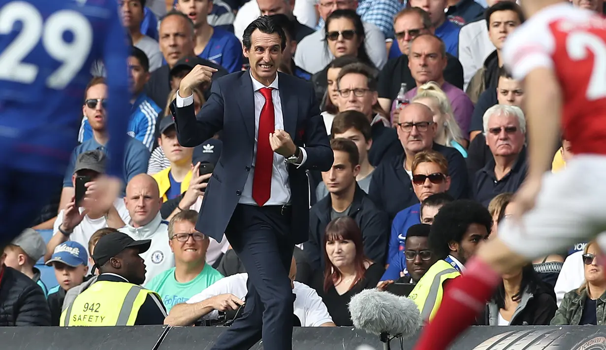 Manajer Arsenal Unai Emery memberi isyarat saat menyaksikan anak asuhnya bertanding melawan Chelsea dalam Liga Inggris di Stamford Bridge, London, Inggris, 18 Agustus 2018. Mantan pemain Arsenal Freddie Ljungberg ditugaskan untuk sementara menangani tim menggantikan Emery. (Daniel LEAL-OLIVAS/AFP)