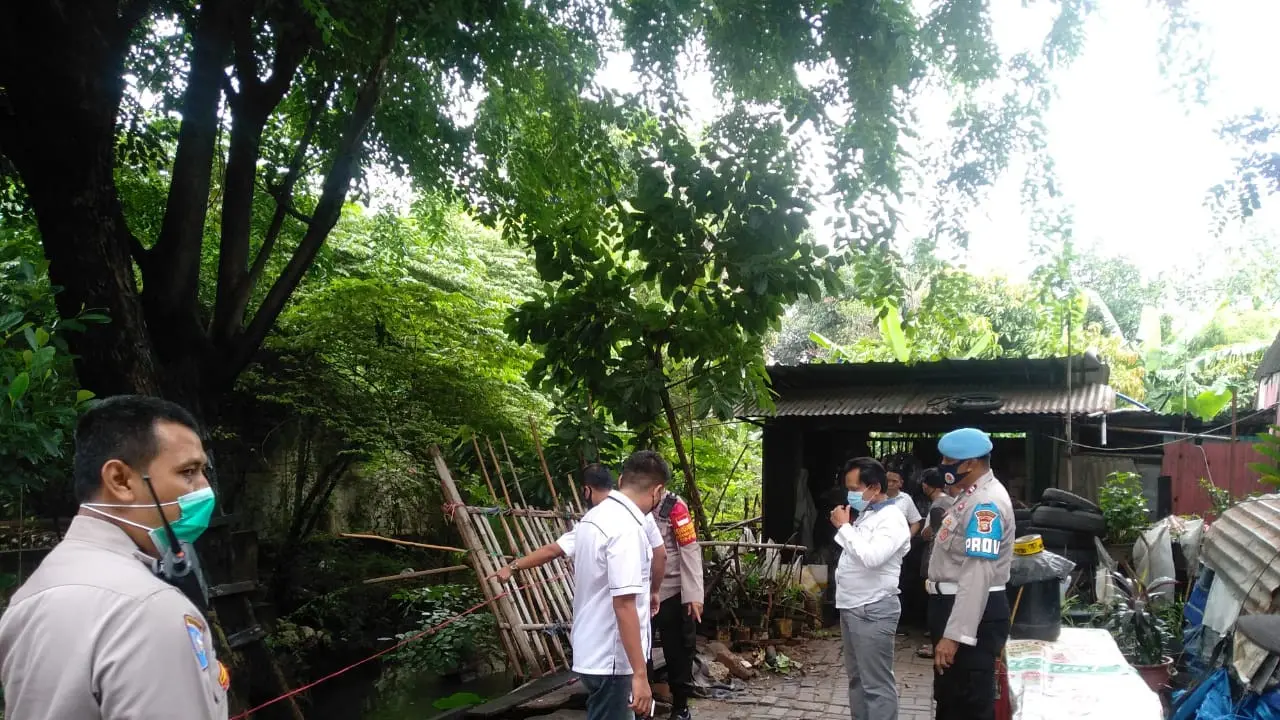 Polisi melakukan olah TKP di lokasi penemuan jasad korban mutilasi di Kayuringin, Bekasi Selatan, Kota Bekasi