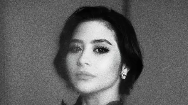Potret Prilly Latuconsina Tunjukkan Sisi Lebih Bold Dipulas Smokey Eye Makeup Look