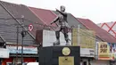 Patung Kapten Tubagus Muslihat di Simpang Jalan Kapten Muslihat, Kota Bogor, Jawa Barat, Senin (26/12/2022). Patung hasil karya seniman Yayat Darajat ini merekonstruksi wajah, tubuh dan perawakan pahlawan yang gugur di medan perang usai tertembak di Jembatan Merah. (Liputan6.com/Magang/Aida Nuralifa)