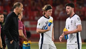 Manajer Timnas Inggris Thomas Tuchel (paling kiri) pada laga kontra Serbia di mana Tiga Singa menang 5-0. (OLIVER BUNIC / AFP)