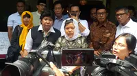 Lindang Sari Kurniawati, putri Probosutedjo saat memberikan keterangan pers di rumah duka, Senin (26/3/2016). (Liputan6.com/Putu Merta Surya Putra)