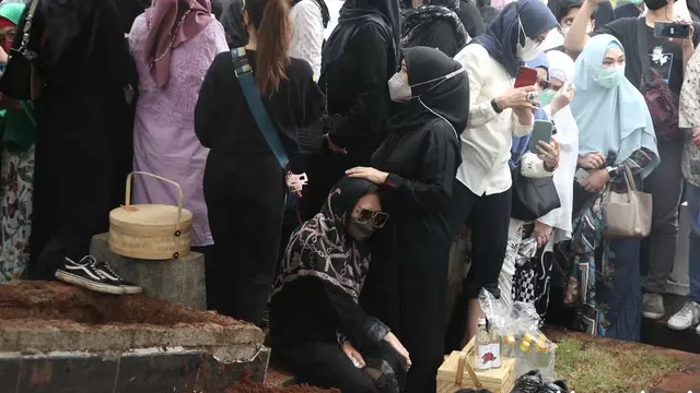 Oddie Agam Meninggal Dunia, Ini 7 Potret Chintami Atmanegara Saat Antarkan Jenazah