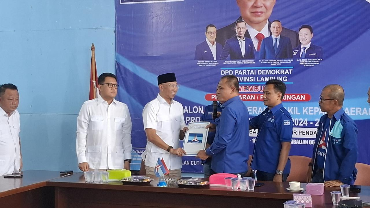 Rahmat Mirzani Djausal menyerahkan berkas pendaftaran ke Ketua Tim Penjaringan Demokrat Lampung, Hanifal.  Foto: (Liputan6.com/Ardi)
