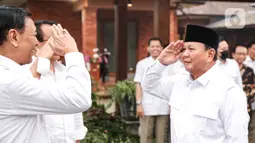 Saat menyambut Wiranto, Prabowo tampak memberikan salam hormat kepada mantan Panglima TNI itu. (Liputan6.com/Faizal Fanani)