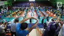 Siswa siswi Madrasah melakukan pemanasan sebelum mengikuti teknik dasar bola basket di GOR Bulungan Jakarta, Selasa (31/05/2022). Program Jr. NBA Coaches Academy diikuti oleh 450 guru dari Madrasah ditujukan bagi guru dan pelatih olahraga di Madrasah yang fokus pada keterampilan dan pelatihan basket, serta memberikan edukasi terkait kurikulum yang dapat diimplementasikan di sekolah. (Liputan6.com/Fery Pradolo)