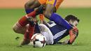 Pemain Belanda, Georginio Wijnaldum (atas) merebut bola dari pemain Skotlandia, Andrew Robertson pada laga persahabatan di Pittodrie, Aberdeen, Skotlandia (9/11/2017). Belanda menang 1-0. (Andrew Milligan/PA via AP)
