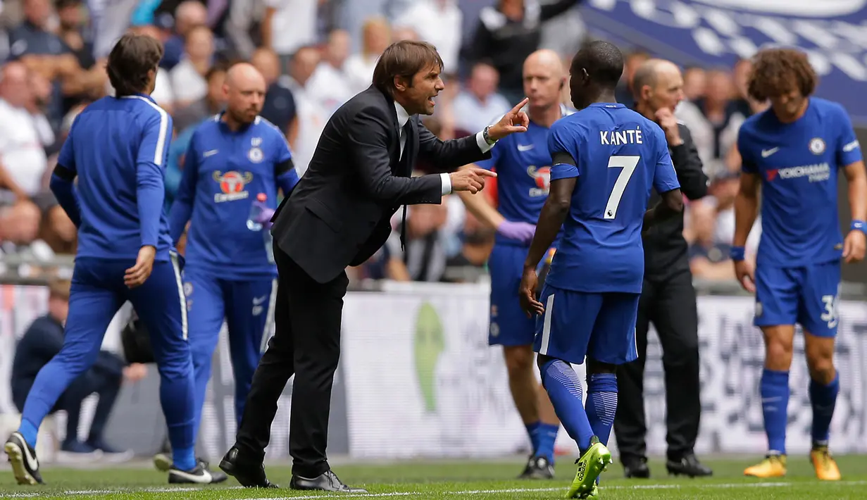 Pelatih Chelsea, Antonio Conte mengintruksikan para pemainnya saat berhadapan Tottenham Hostpur pada Liga Inggris di Stadion Wembley di London, (20/8). Chelsea menang atas Tottenham dengan skor 2-1. (AP Photo/Alastair Grant)