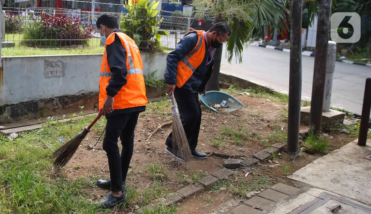 <p>Pelanggar menjalani hukuman dari petugas Satpol PP saat terjaring razia masker di depan Stasiun Klender, Jakarta, Selasa (10/5/2022). Pemerintah memastikan akan terus memperpanjang masa pemberlakuan pembatasan kegiatan masyarakat (PPKM) se-Indonesia hingga waktu yang belum ditentukan. (Liputan6.com/Faizal Fanani)</p>