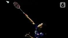 Pebulutangkis Tunggal Putra Indonesia, Anthony Sinisuka Ginting saat melawan Hans-Kristian Solberg Vittinghus (Denmark) pada babak 32 besar turnamen Indonesia Open 2023 di Istora Gelora Bung Karno, Jakarta, Rabu (14/6/2023). (Liputan6.com/Helmi Fithriansyah)