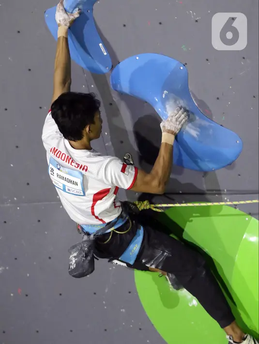 Atlet panjat tebing putra Indonesia, Raviandi Ramadhan saat berlaga di babak final kategori lead Kejuaraan Dunia Panjat Tebing 2022 seri Jakarta, Senin (26/9/2022). Raviandi Ramadhan menempati posisi kedelapan dengan poin 22+ di final lead putra Kejuaraan Dunia Panjat Tebing 2022 seri Jakarta. (Liputan6.com/Helmi Fithriansyah)