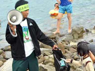 Citizen6, Palu: Peringati hari lingkungan hidup, mahasiswa dan warga memunguti sampah disekitar Pantai Talise, Palu, Sulawesi Tengah, minggu (5/6).  Kegiatan diprakarsai mahasiswa yang tergabung dalam organisasi KAMMI. (Pengirim: Lilasari)