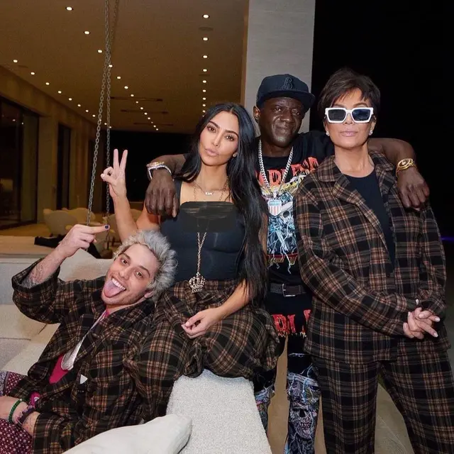 Kim Kardashian ikut merayakan pesta ultah Pete Davidson. (Instagram/ flavorflavofficial)