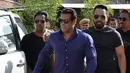 Aktor Bollywood didampingi kenalannya saat tiba di sebuah pengadilan di Jodhpur, India (7/5). Atas kasus tersebut aktor berusia 52 tahun ini pun dijatuhi hukuman selama lima tahun penjara. (STR/AFP)