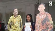 Para pendukung Basuki Tjahaja Purnama alias Ahok tak kehabisan akal untuk dapat berfoto dengan gubernur non-aktif DKI Jakarta itu. Meski Ahok tak ada di Balai Kota, para pendukung tetap datang untuk sekadar berfoto dengan standing figure Ahok. 