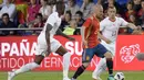 Gelandang Spanyol, David Silva, menggiring bola saat melawan Swiss pada laga persahabatan di Stadion La Ceramica, Vila-real, Minggu (3/6/2018). Kedua negara bermain imbang 1-1. (AFP/Jose Jordan)