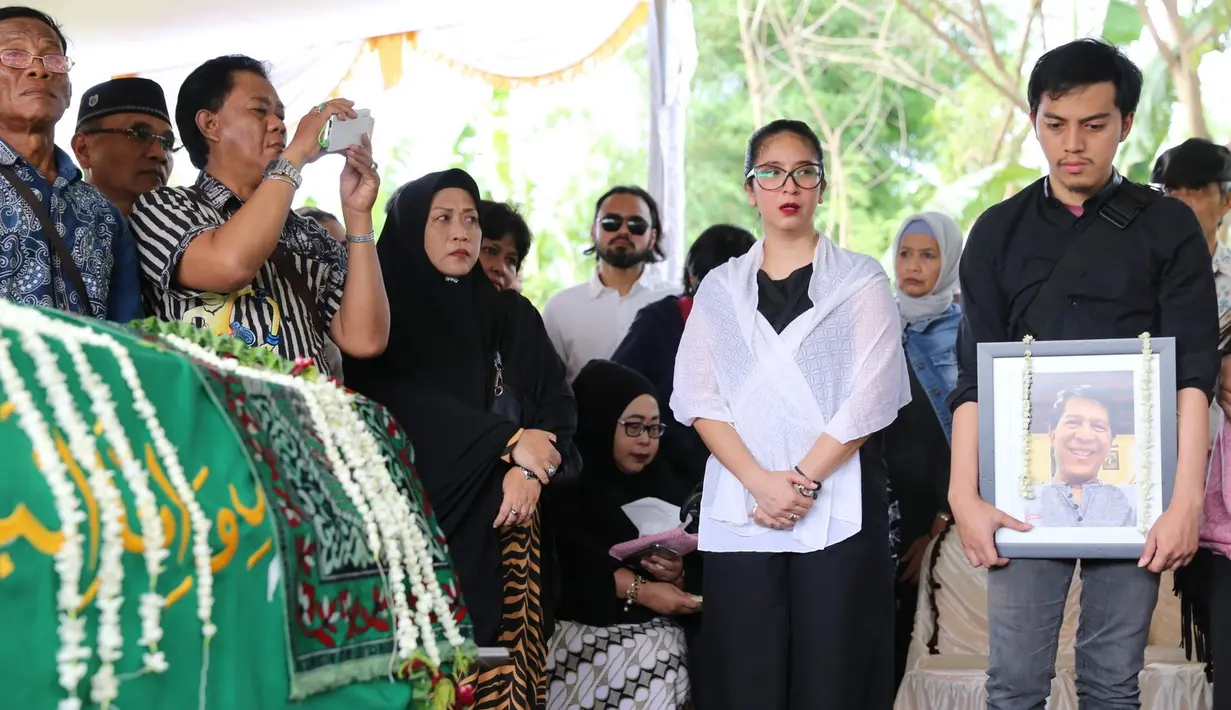 "Itu sih malah lucu-lucu, buat ketawa, papa tu gak bisa diam, papa udah di ruang isolasi, karena senang ngobrol, susternya bilang papa seneng ngobrol ya," ujarnya di TPU Tanah Kusir, Jakarta Selatan, beberapa waktu lalu. (Daniel Kampua/Bintang.com)