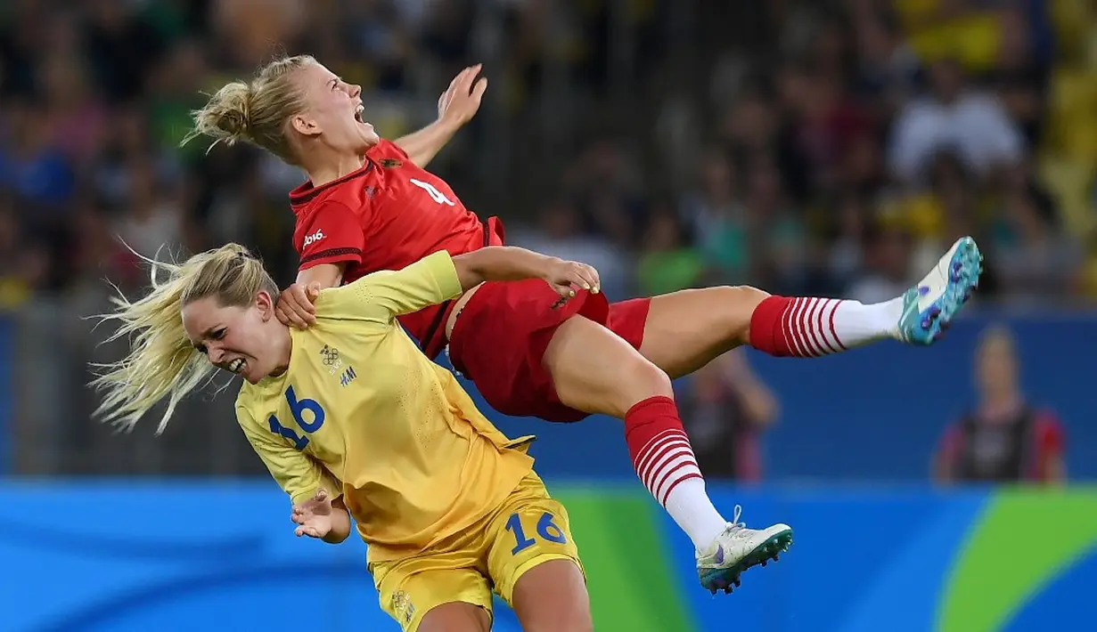 Pemain Swedia, Elin Rubensson (kiri), berduel dengan pemain Jerman, Leonie Maier, pada final sepak bola putri Olimpiade Rio 2016 di Stadion Maracana, Sabtu (20/8/2016). (AFP/Vanderlei Almeida) 