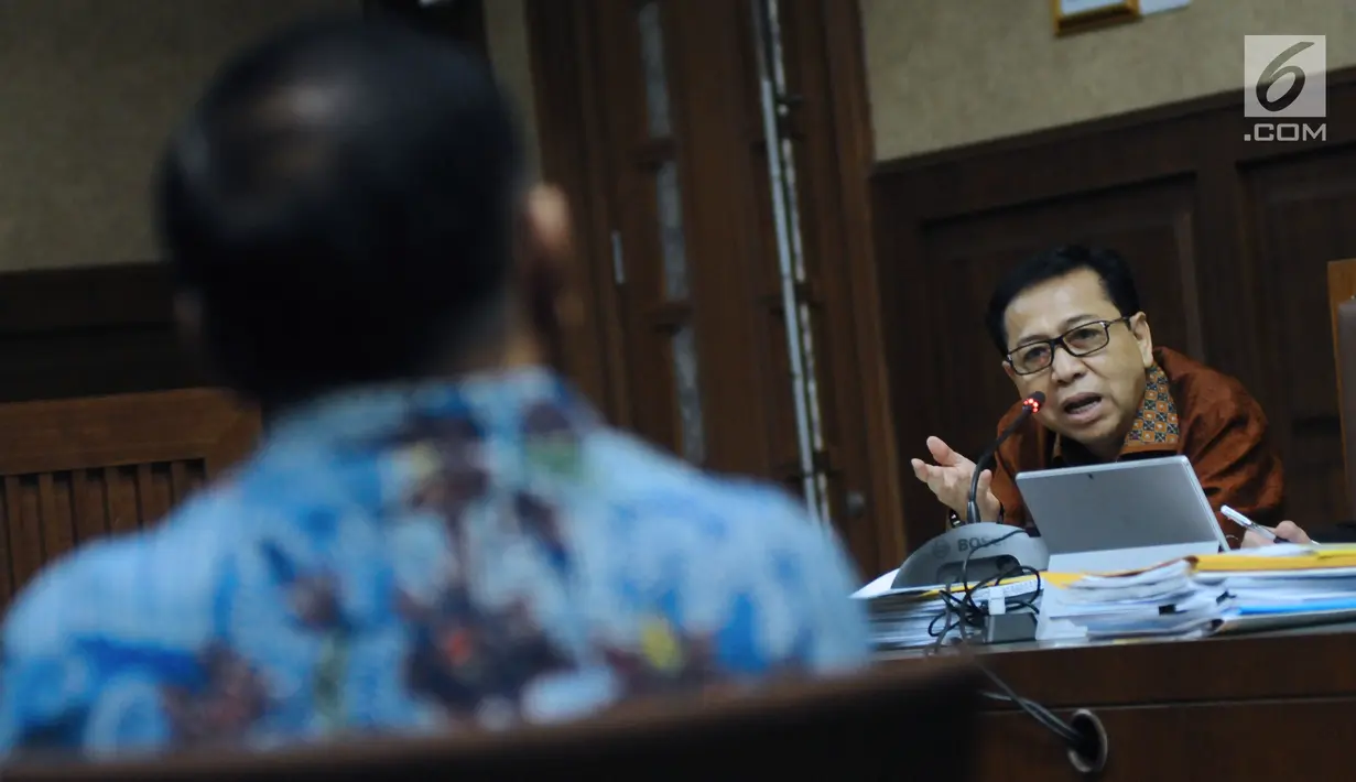 Terdakwa dugaan korupsi e-KTP, Setya Novanto (kiri) memberi pertanyaan kepada saksi dalam sidang lanjutan di Pengadilan Tipikor, Jakarta, Senin (5/2). Sidang menghadirkan tiga saksi. (Liputan6.com/Helmi Fithriansyah)