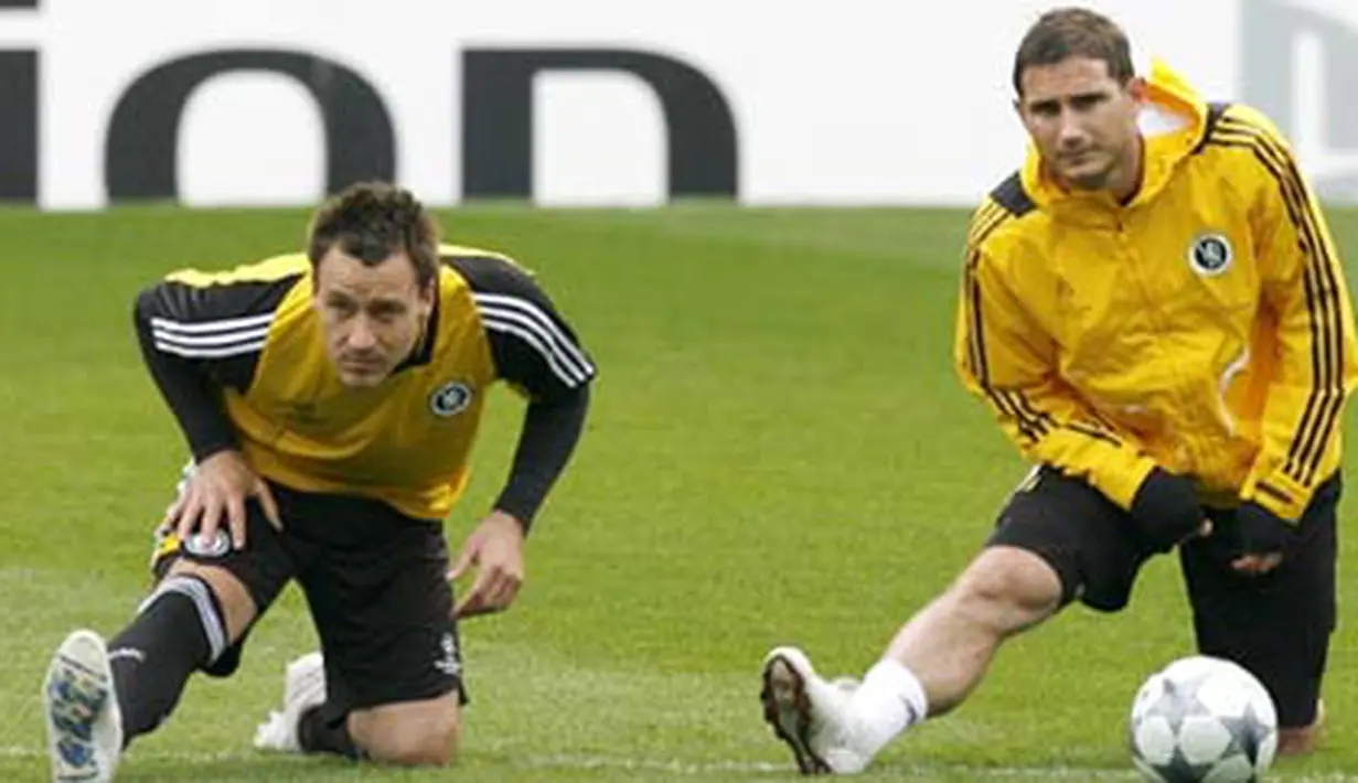 John Terry dan Frank Lampard melakukan streching di sesi latihan di Stamford Bridge, 5 Mei 2009, jelang leg kedua semifinal Liga Champions antara Chelsea vs Barcelona. AFP PHOTO/IAN KINGTON