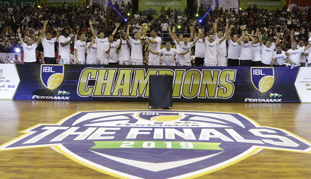 Pebasket Stapac Jakarta merayakan gelar juara usai mengalahkan Satria Muda Jakarta pada laga final IBL 2019  di C-Tra Arena, Bandung, Sabtu (23/3). Stapac menang 74-56 atas Satria Muda. (Bola.com/M Iqbal Ichsan)