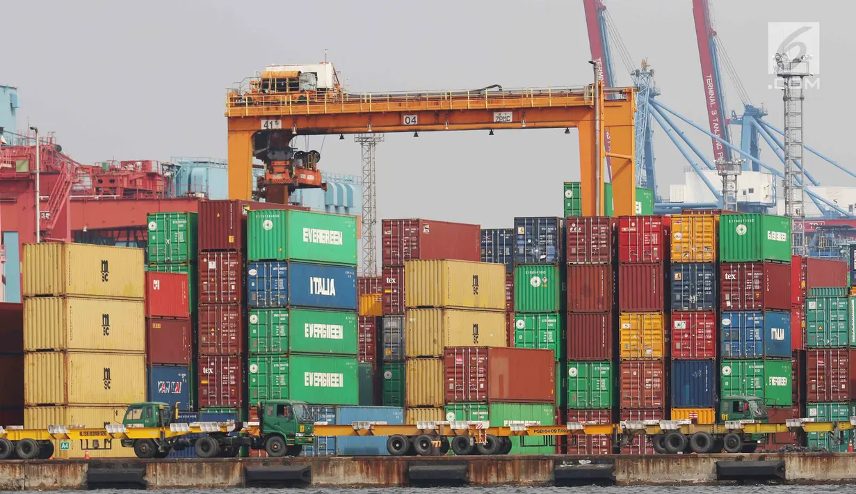 Tumpukan peti barang ekspor impor di Pelabuhan Tanjung Priok, Jakarta, Senin (17/7). Ekspor dan impor masing-masing anjlok 18,82 persen dan ‎27,26 persen pada momen puasa dan Lebaran pada bulan keenam ini dibanding Mei 2017. (Liputan6.com/Angga Yuniar)